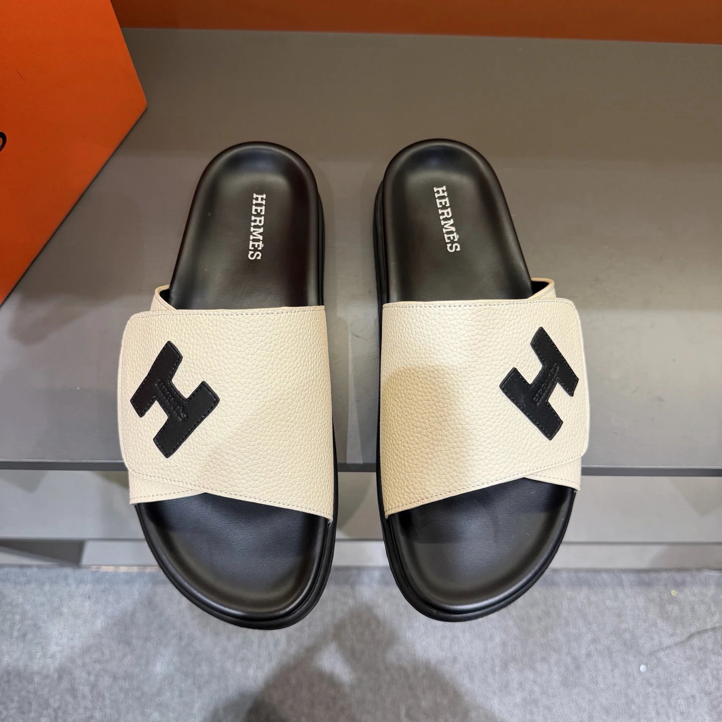 Hermes slides black