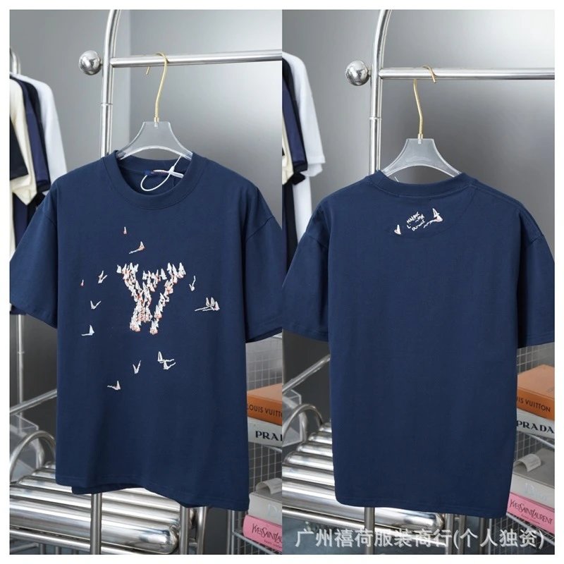 Louis Vuitton check gray T-shirt in casual streetwear style - Image 14