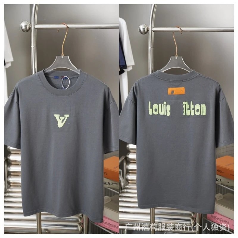 Louis Vuitton check gray T-shirt in casual streetwear style - Image 36