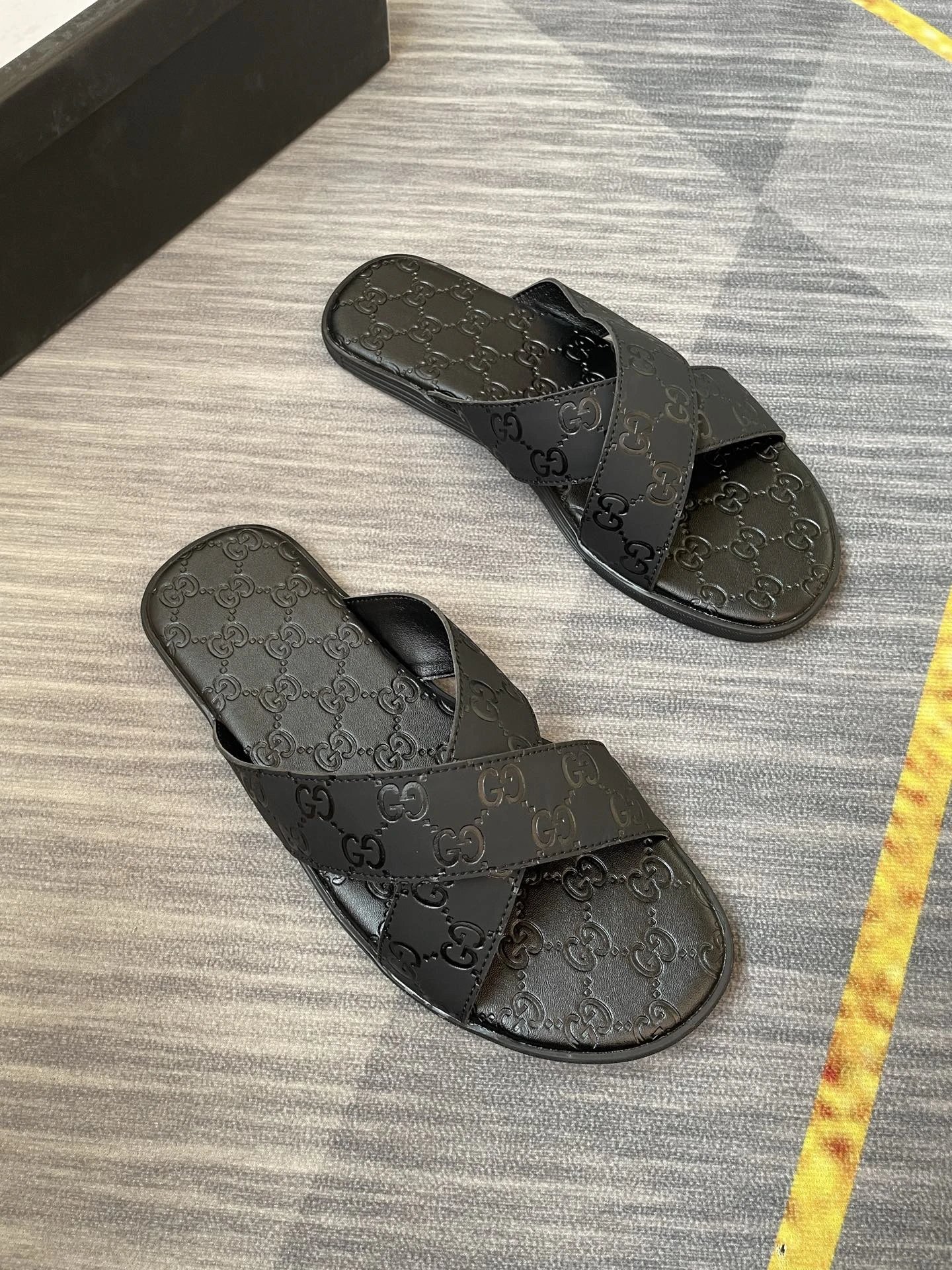 Gucci slides black