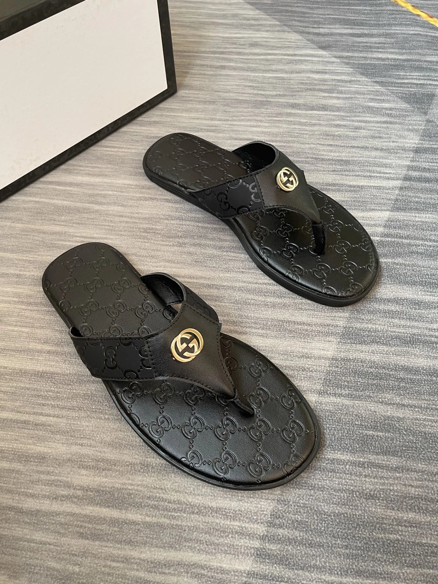 Gucci slides black