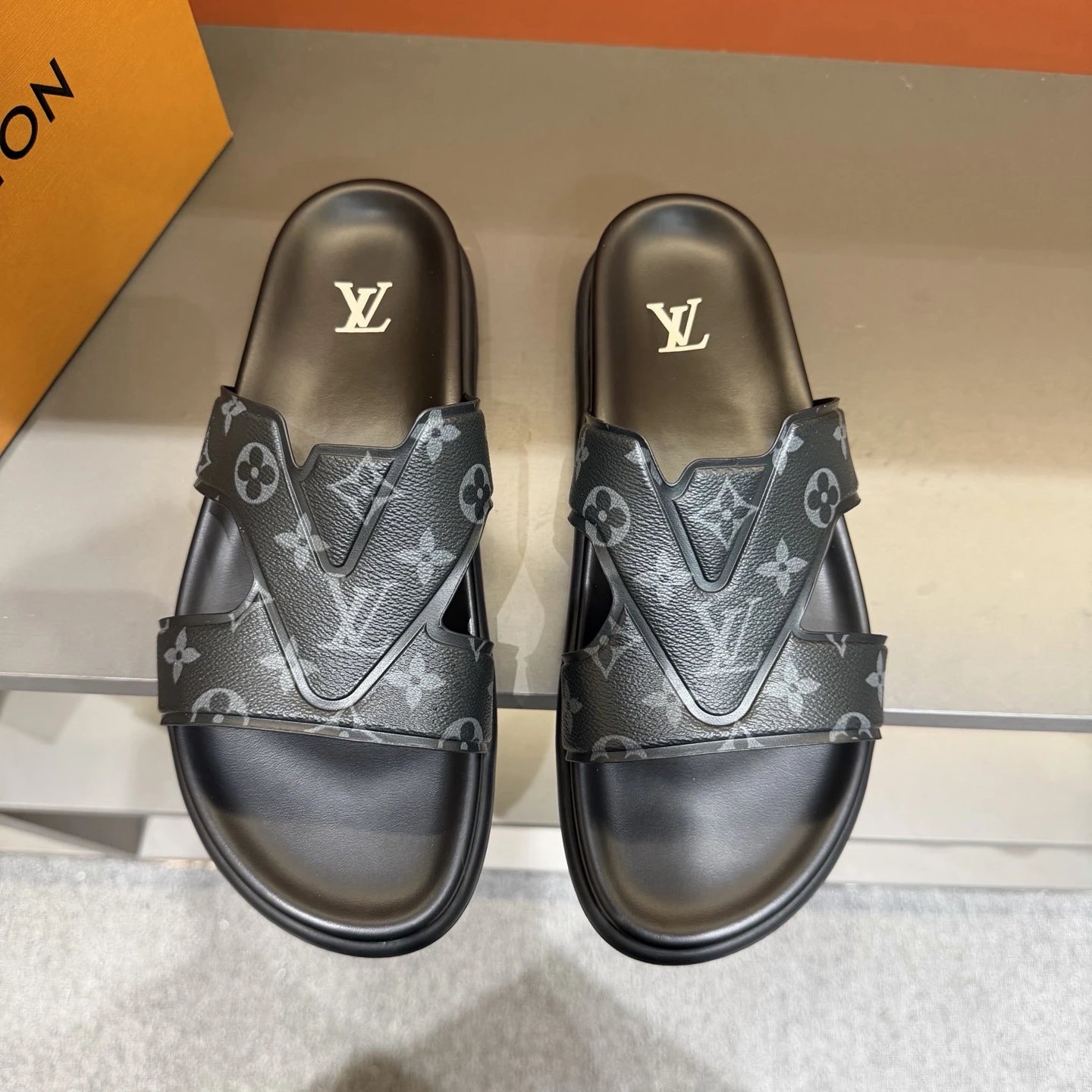 Louis Vuitton slides black