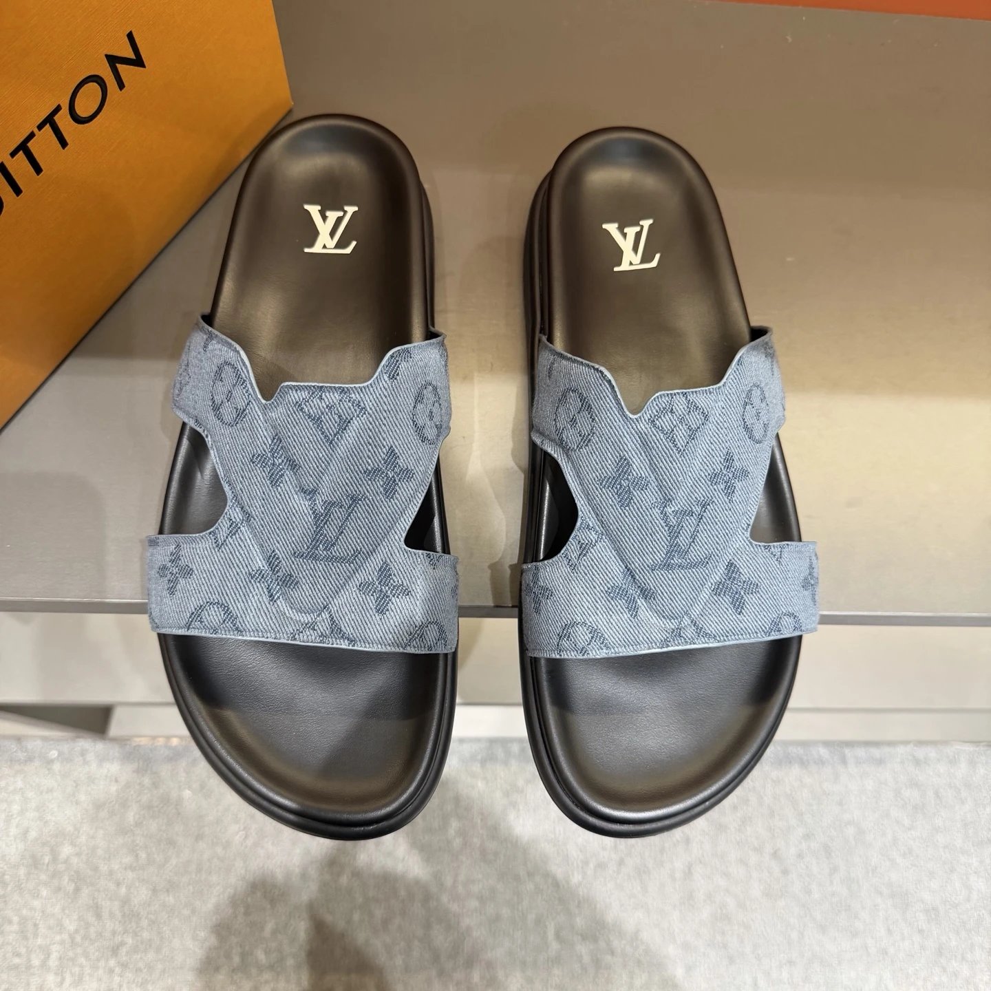 Louis Vuitton slides black