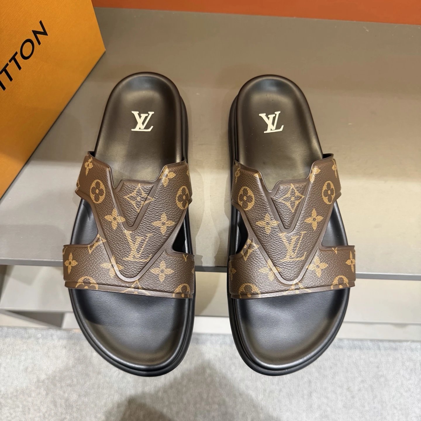 Louis Vuitton slides black