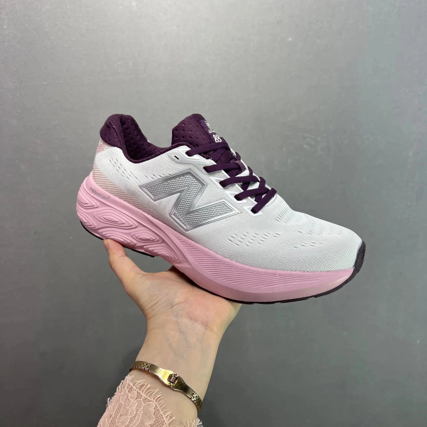 New Balance black sneakers in classic athletic style - Image 2
