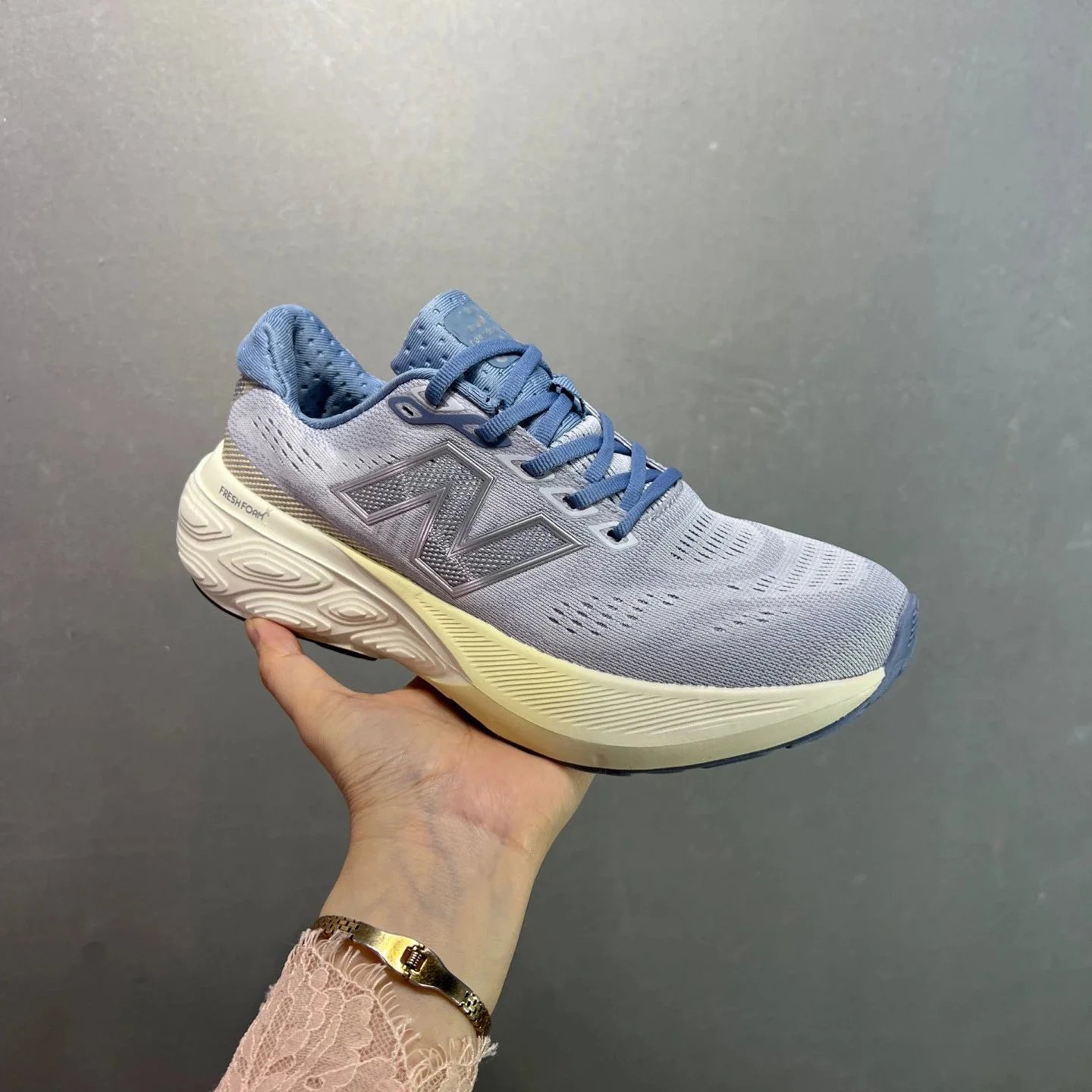 New Balance black sneakers in classic athletic style - Image 4