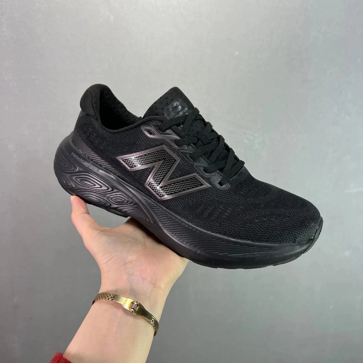 New Balance black sneakers in classic athletic style - Image 7