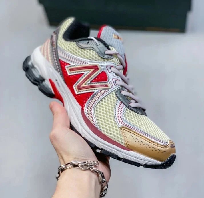 New Balance gray sneakers in classic athletic style - Image 2