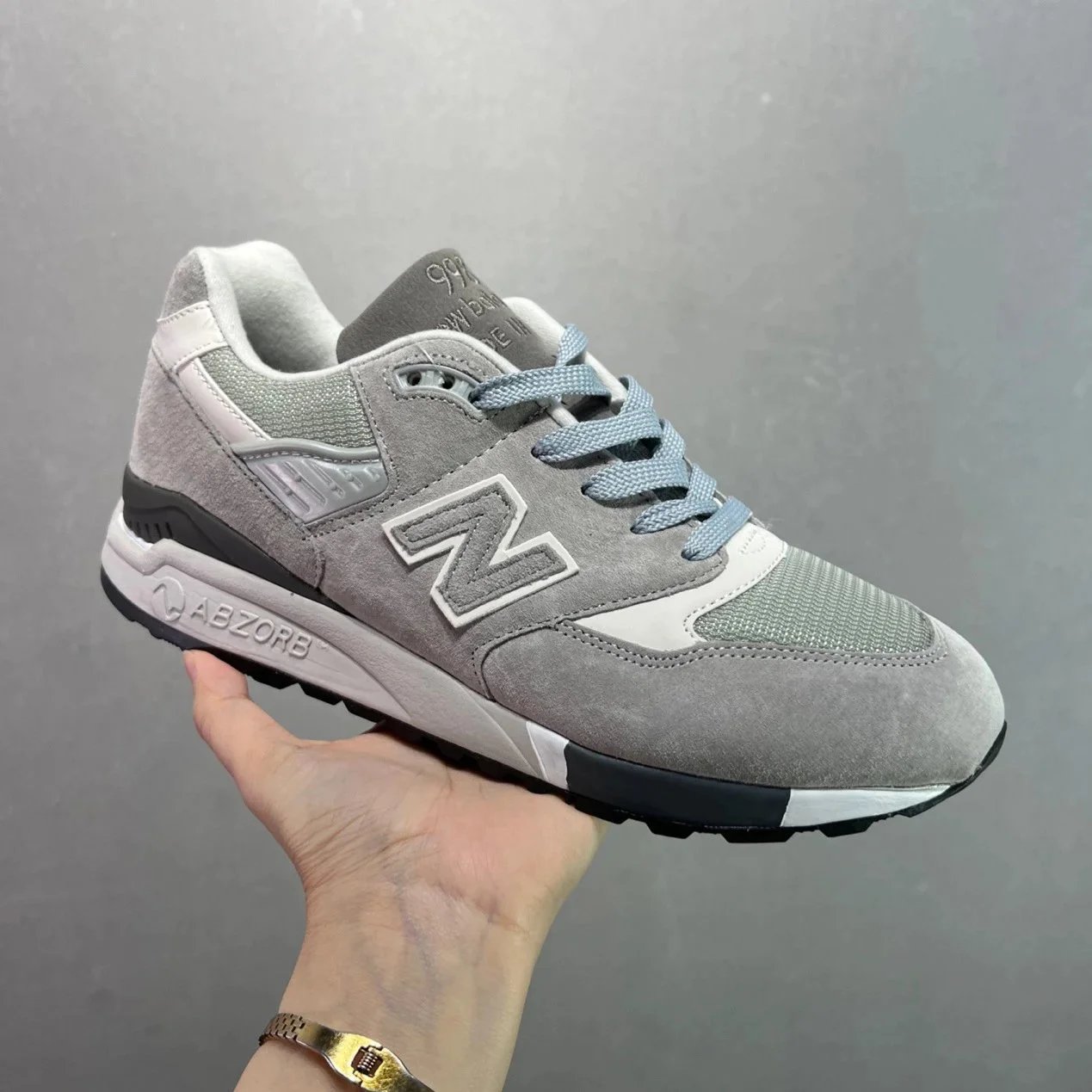 New Balance gray sneakers in classic athletic style - Image 3