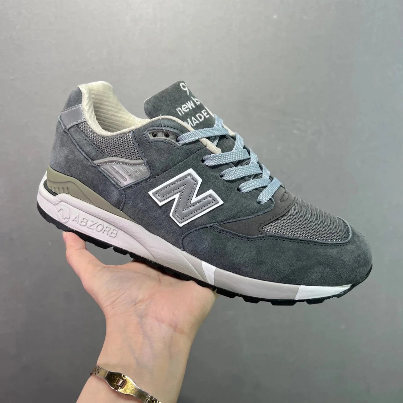 New Balance gray sneakers in classic athletic style - Image 4