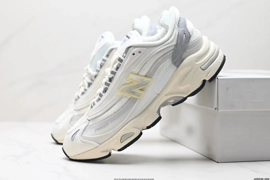 New Balance gray sneakers in classic athletic style - Image 5