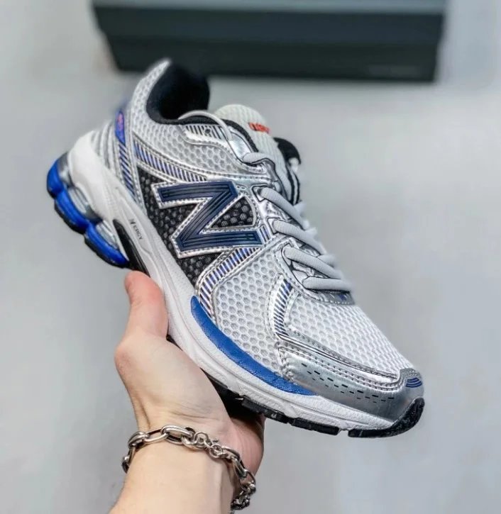 New Balance gray sneakers in classic athletic style - Image 6
