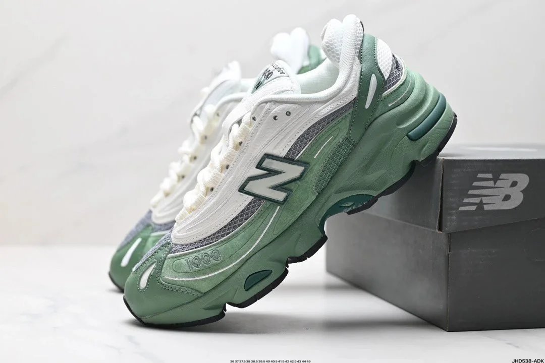 New Balance gray sneakers in classic athletic style - Image 8