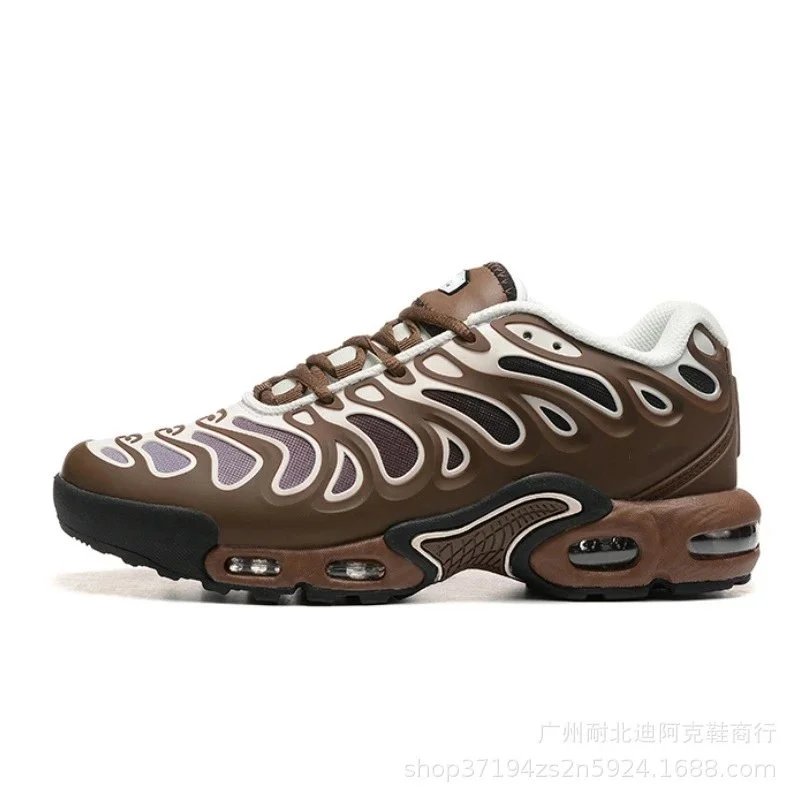 Nike black sneakers in classic athletic style - Image 7