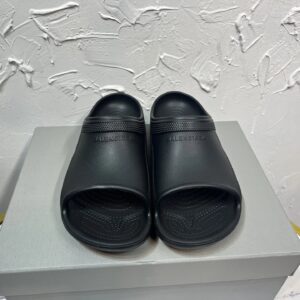 Louis Vuitton slides black